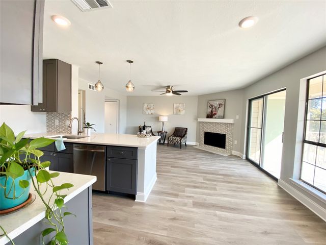 2505 Wedglea Drive 222, Dallas, TX 75211