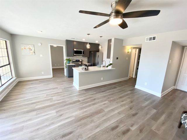 2505 Wedglea Drive 222, Dallas, TX 75211