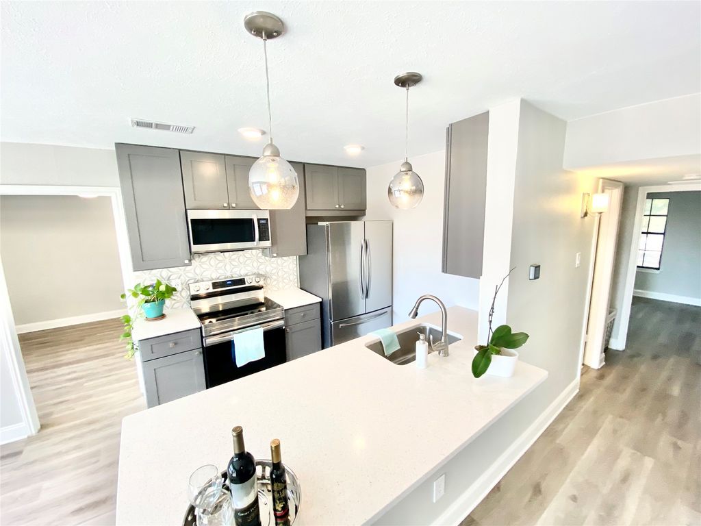 2505 Wedglea Drive 222, Dallas, TX 75211