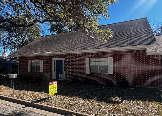 235 W Lower Line ST, La Grange, TX 78945