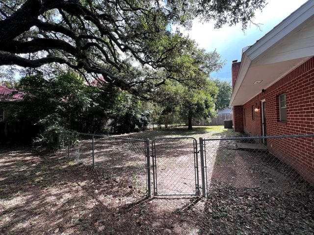 235 W Lower Line ST, La Grange, TX 78945