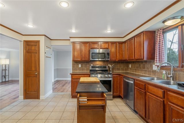 5327 Skylark Circle, Clay, NY 13041