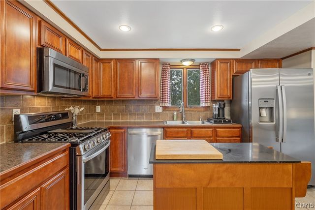 5327 Skylark Circle, Clay, NY 13041