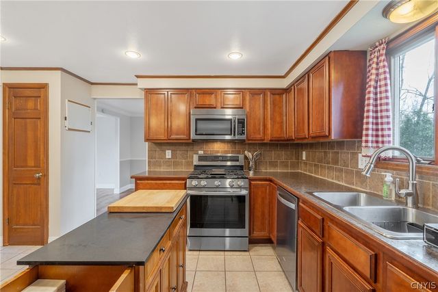 5327 Skylark Circle, Clay, NY 13041