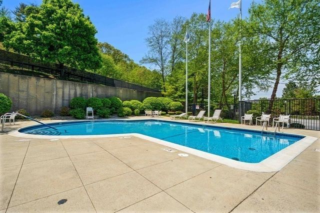 36 Village Rd 214, Middleton, MA 01949