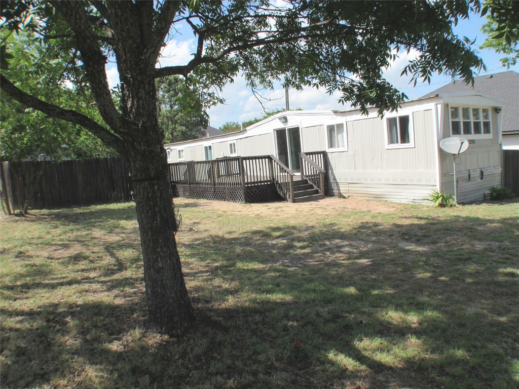 2208 Beverly Drive, Granbury, TX 76048