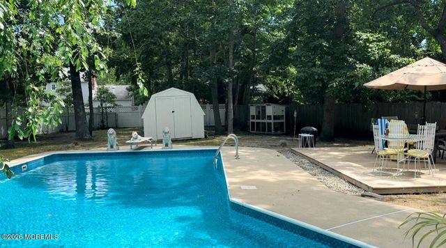 18 Liverpool Court, Jackson, NJ 08527