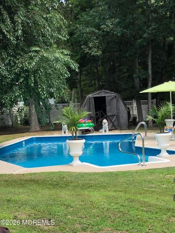 18 Liverpool Court, Jackson, NJ 08527