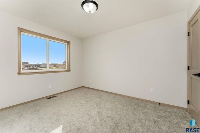 5321 S Bahnson Ave Avenue, Sioux Falls, SD 57110