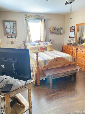 15875 Bexar, Lacoste, TX 78039