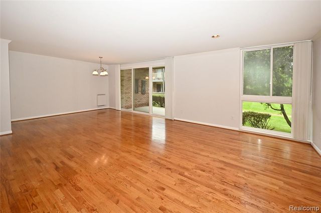 4043 W Maple D 101, Bloomfield Hills, MI 48301