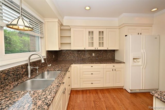 4043 W Maple D 101, Bloomfield Hills, MI 48301