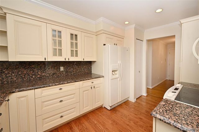 4043 W Maple D 101, Bloomfield Hills, MI 48301