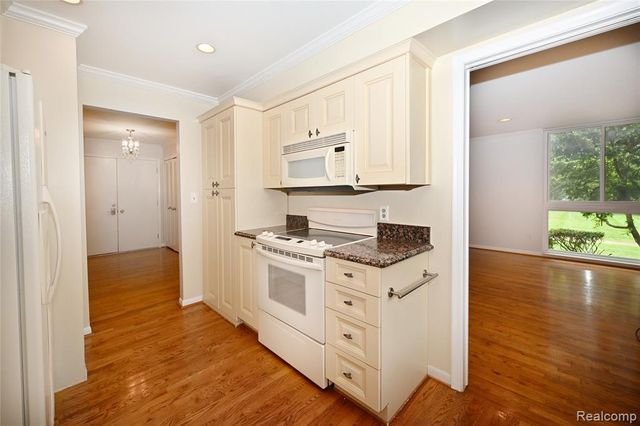 4043 W Maple D 101, Bloomfield Hills, MI 48301