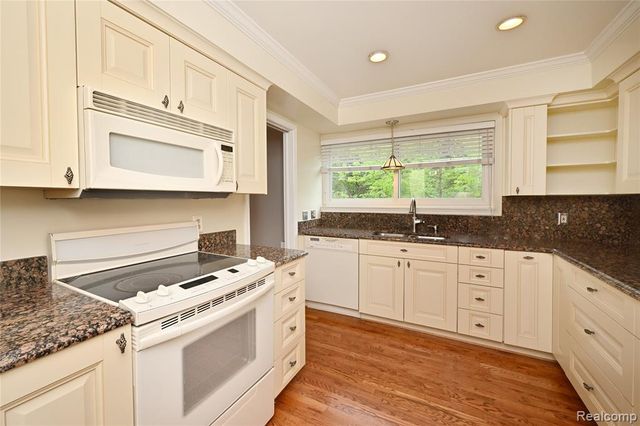 4043 W Maple D 101, Bloomfield Hills, MI 48301