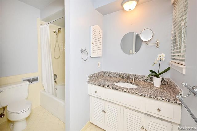 4043 W Maple D 101, Bloomfield Hills, MI 48301