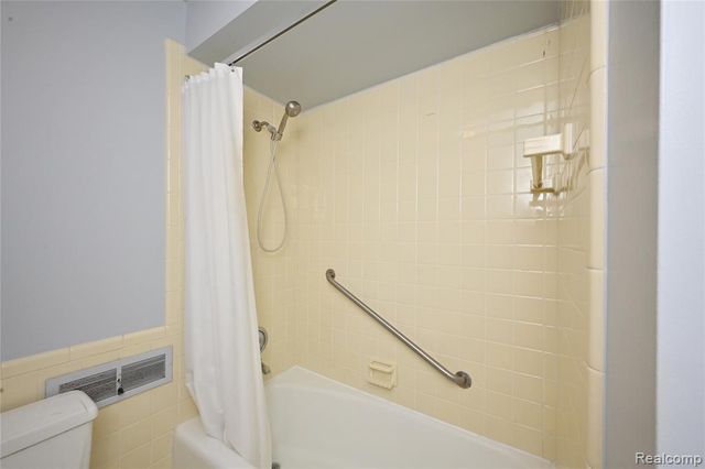 4043 W Maple D 101, Bloomfield Hills, MI 48301