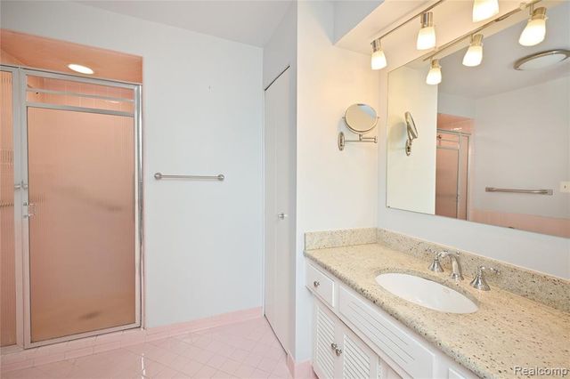 4043 W Maple D 101, Bloomfield Hills, MI 48301
