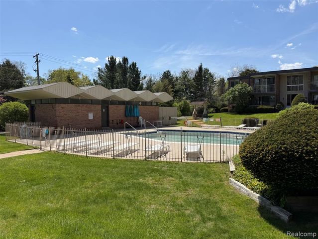 4043 W Maple D 101, Bloomfield Hills, MI 48301