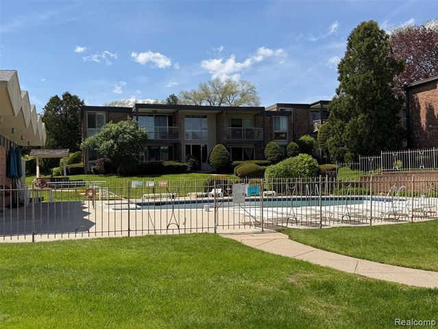4043 W Maple D 101, Bloomfield Hills, MI 48301