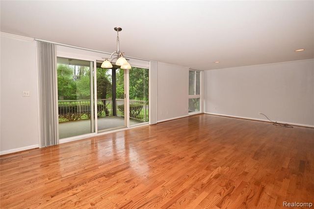 4043 W Maple D 101, Bloomfield Hills, MI 48301