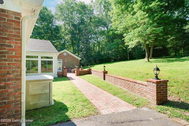 427 Twinbrook Rd, Louisville, KY 40207