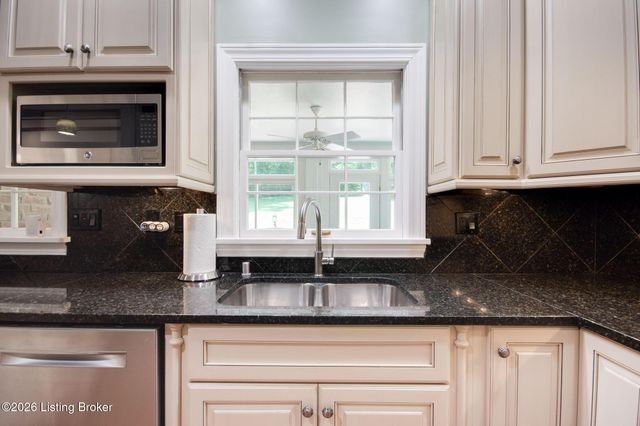 427 Twinbrook Rd, Louisville, KY 40207