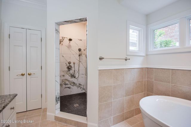 427 Twinbrook Rd, Louisville, KY 40207
