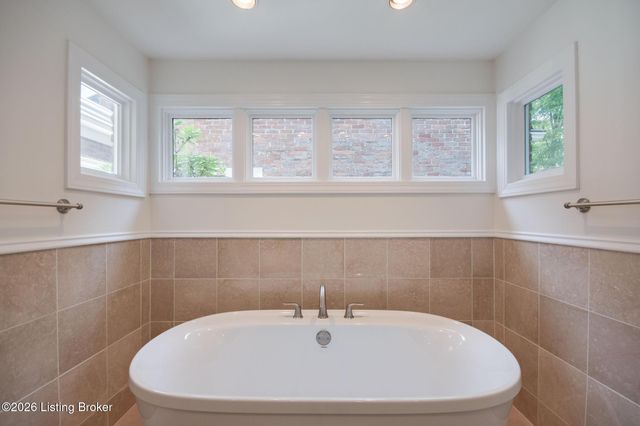 427 Twinbrook Rd, Louisville, KY 40207