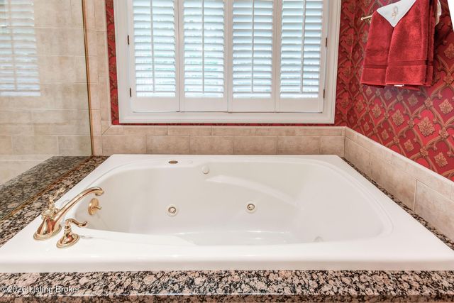 427 Twinbrook Rd, Louisville, KY 40207