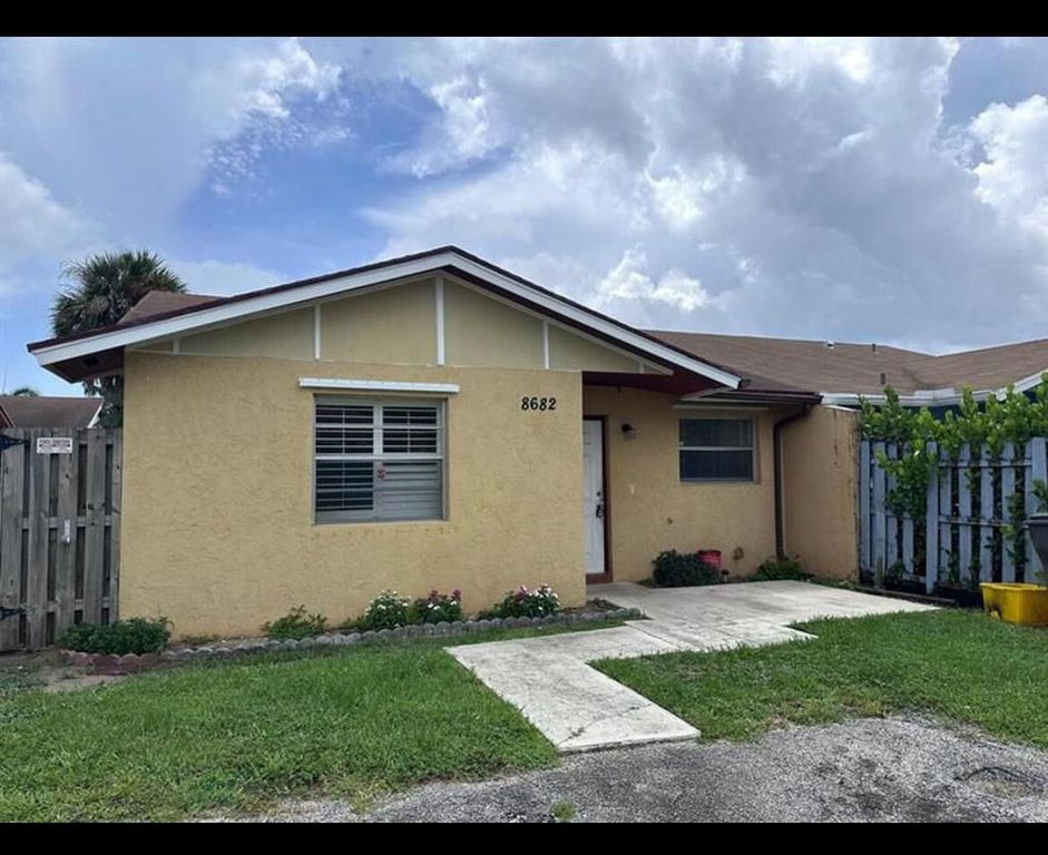 8682 Satalite Terrace, West Palm Beach, FL 33403