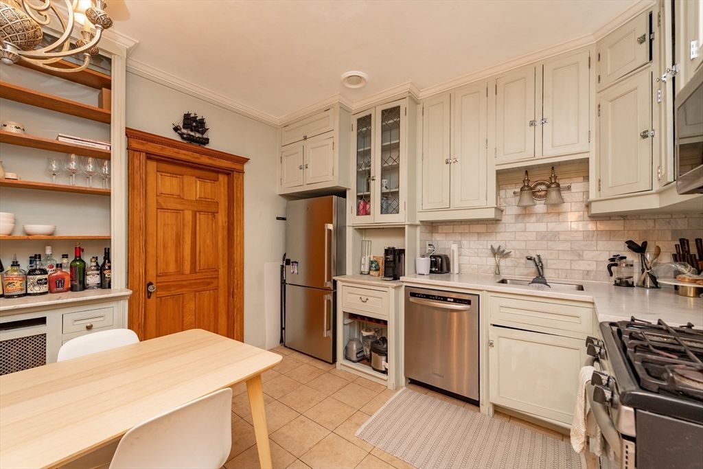 49 Revere St 4, Boston, MA 02114