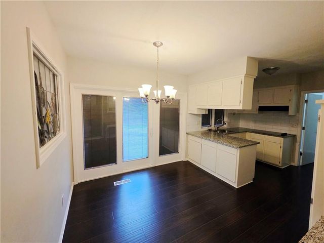 1901 E Frontier Lane, Olathe, KS 66062