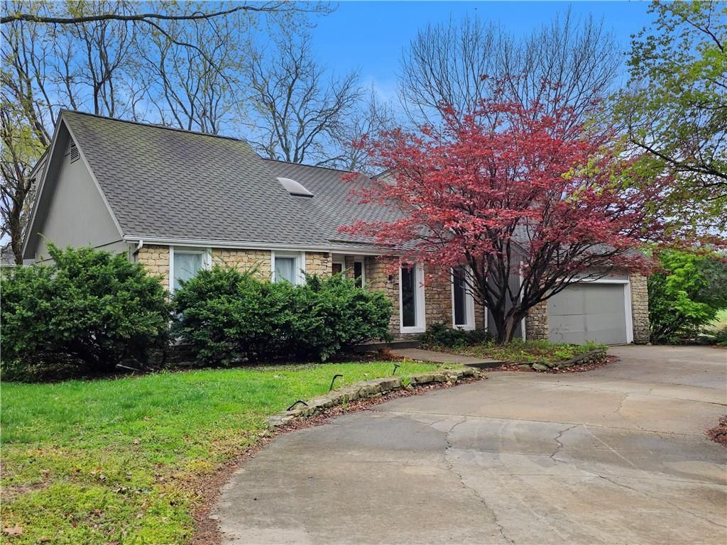 1901 E Frontier Lane, Olathe, KS 66062