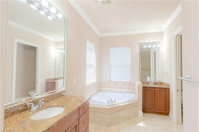 2915 Coco Lakes DR, Naples, FL 34105