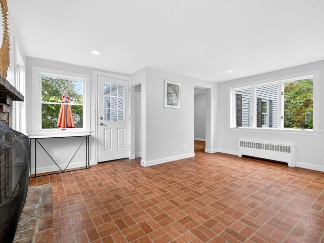 37 Pine St, Bedford, MA 01730