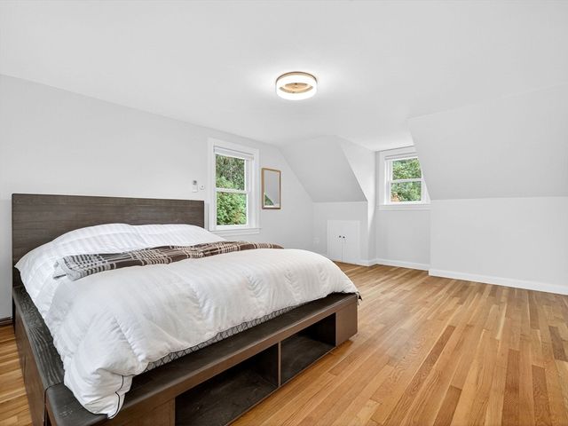 37 Pine St, Bedford, MA 01730