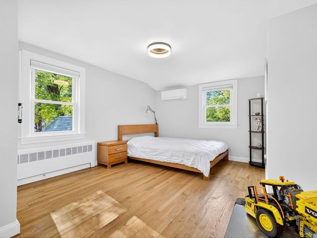 37 Pine St, Bedford, MA 01730