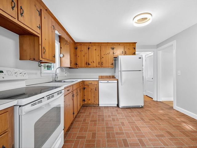 37 Pine St, Bedford, MA 01730