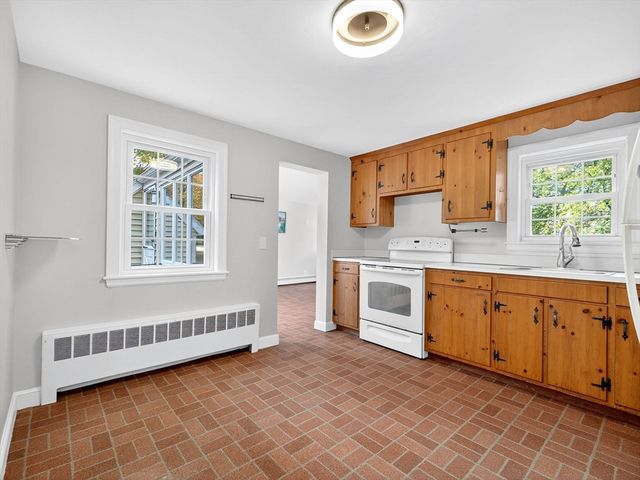 37 Pine St, Bedford, MA 01730