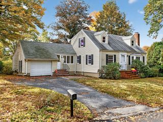 37 Pine St, Bedford, MA 01730