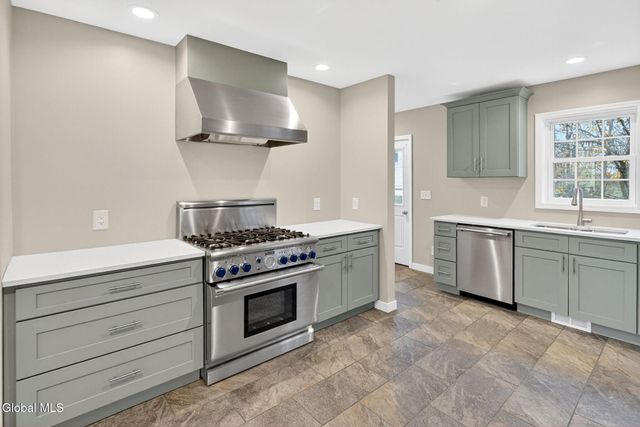 2965 Hillcrest Road, Niskayuna, NY 12309