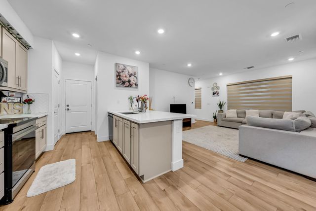 122 W Riverside Place, Tracy, CA 95391