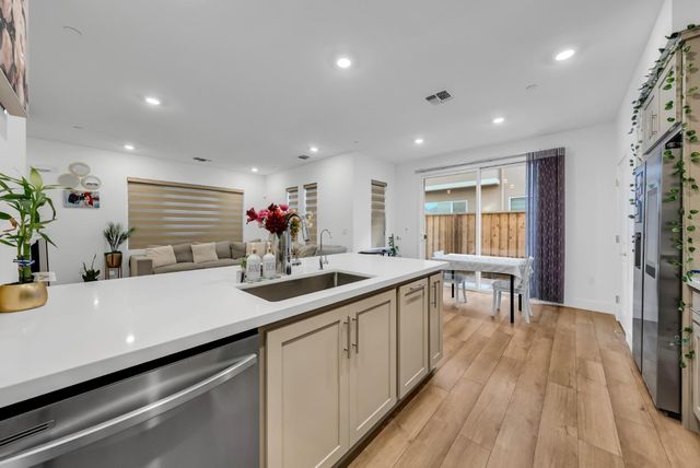 122 W Riverside Place, Tracy, CA 95391