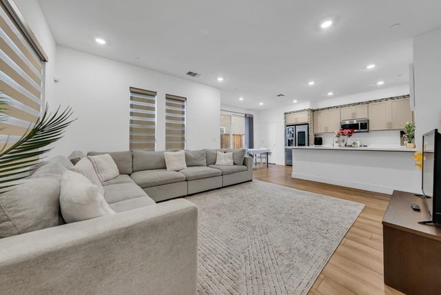 122 W Riverside Place, Tracy, CA 95391