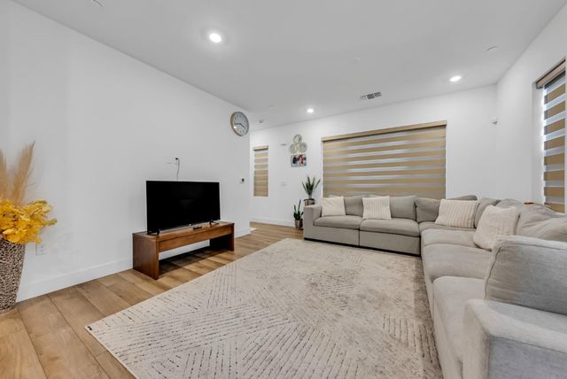 122 W Riverside Place, Tracy, CA 95391