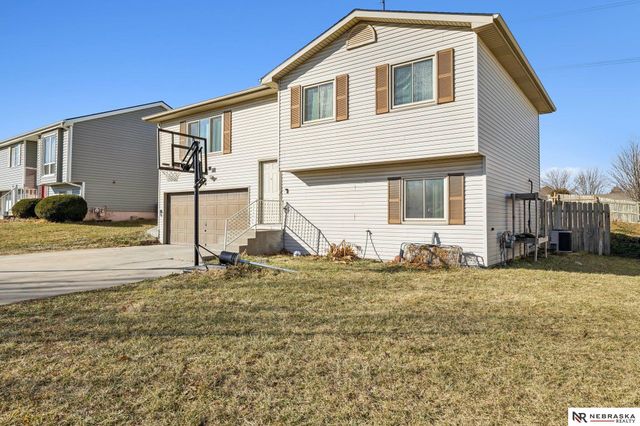 2929 NW 8th Street, Lincoln, NE 68521