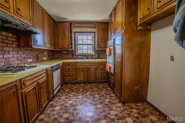 106 Lakeview Drive, Carlinville, IL 62626