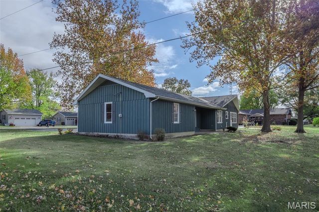 106 Lakeview Drive, Carlinville, IL 62626