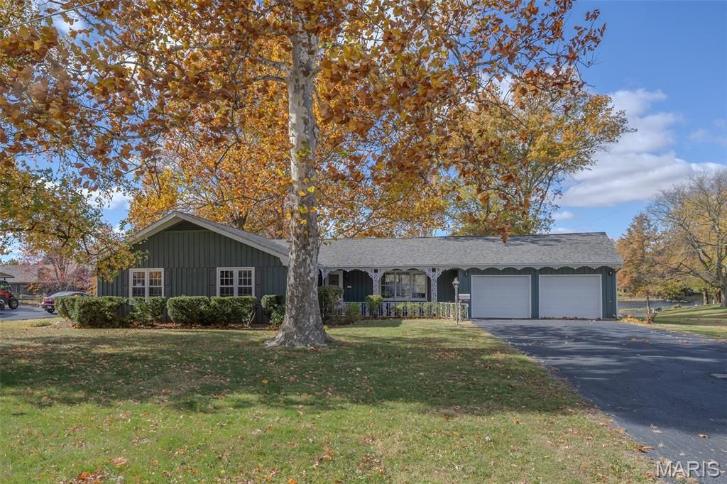 106 Lakeview Drive, Carlinville, IL 62626